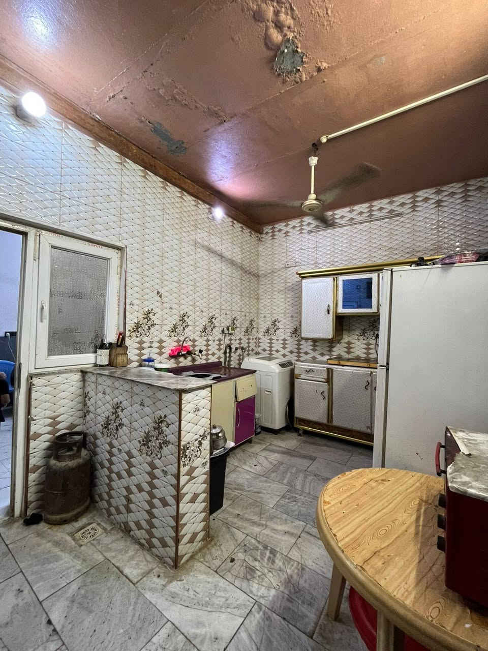 بيت للبيع 100متر بحي الجمهوري قرب سوق الخضار طابقين ***********
