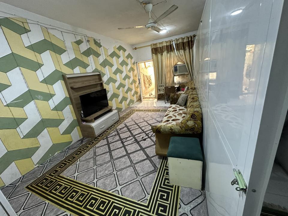 السلام عليكم . بيت للبيع مساحة البيت ٨٨ متر طابو صرف الموقع .التحرير . دور الضباط الثانيه موقعه يخبل يبـعـد عـن شارع الحولي ١٠٠ متر وكلشي موضح بلفيدو البيت بأسمي شوكت ميعجبك تحوله اني حاضر اي تفاصيل تريدها بعد اتصل وتدلل /***********
