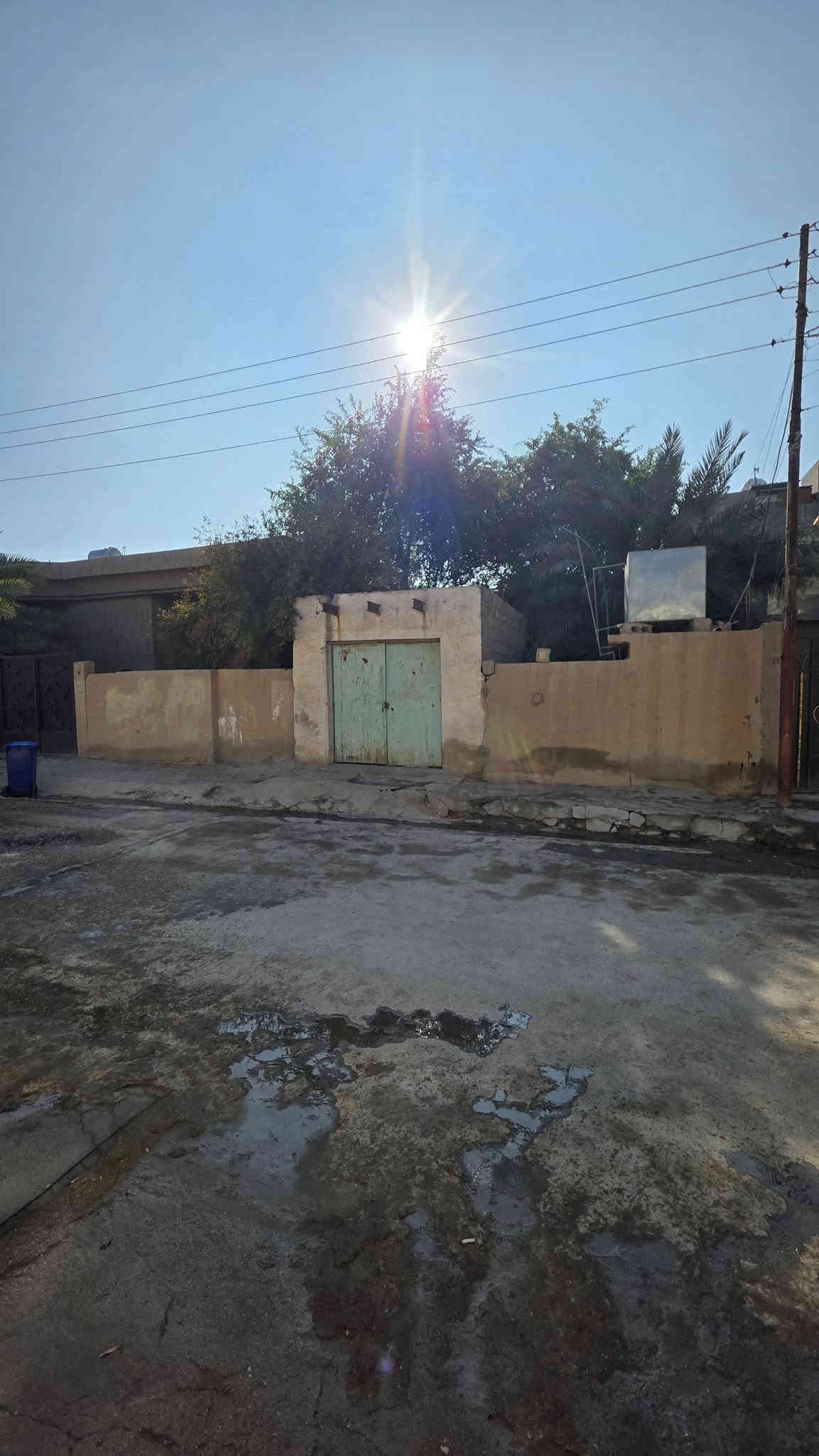 بسم الله إعلان بيت للبيع يعتبر قطعه ارض ال٥كيلو قرب جامع التقوى الفرع الي مقابيل الحديقه مباشر المساحه ٤٦٠متر كل قطعه ٢٣٠ متر طابو صرف تحويل مباشر علمآ البيت مؤجر ٣٠٠  البيت صاير ب الأسواق كلشي قريب منه أستفسار أكثر ***********
