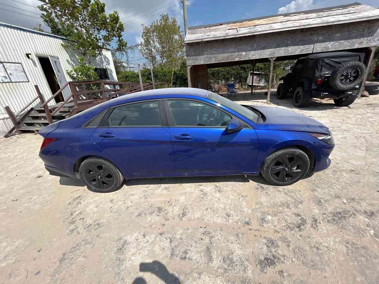 ‏HYUNDAI ELANTRA 2023
سعة المحرك:-  1.6. هايبر 
المسافة المقطوعه :-24000mi
اللون :- ازرق
الموديل: 2023

الاضافات#👇👇
 شاشه كبيره 
فرش مخمل 
تحكم سرعه
تحكم مسجل 
ويل 16
كأمره 
بصمه 
كشاف
اشاره بالمرايا 
حساس تجاوز

🚘🚘  حادث السياره كما موضح في الصور 🚘🚘
السياره بدون ايرباك
السياره مرقمه بغداد مشروع وطني تحويل ثاني يوم

*****
السعر 132 وبيها مجال
الاستفسار:.
***********
