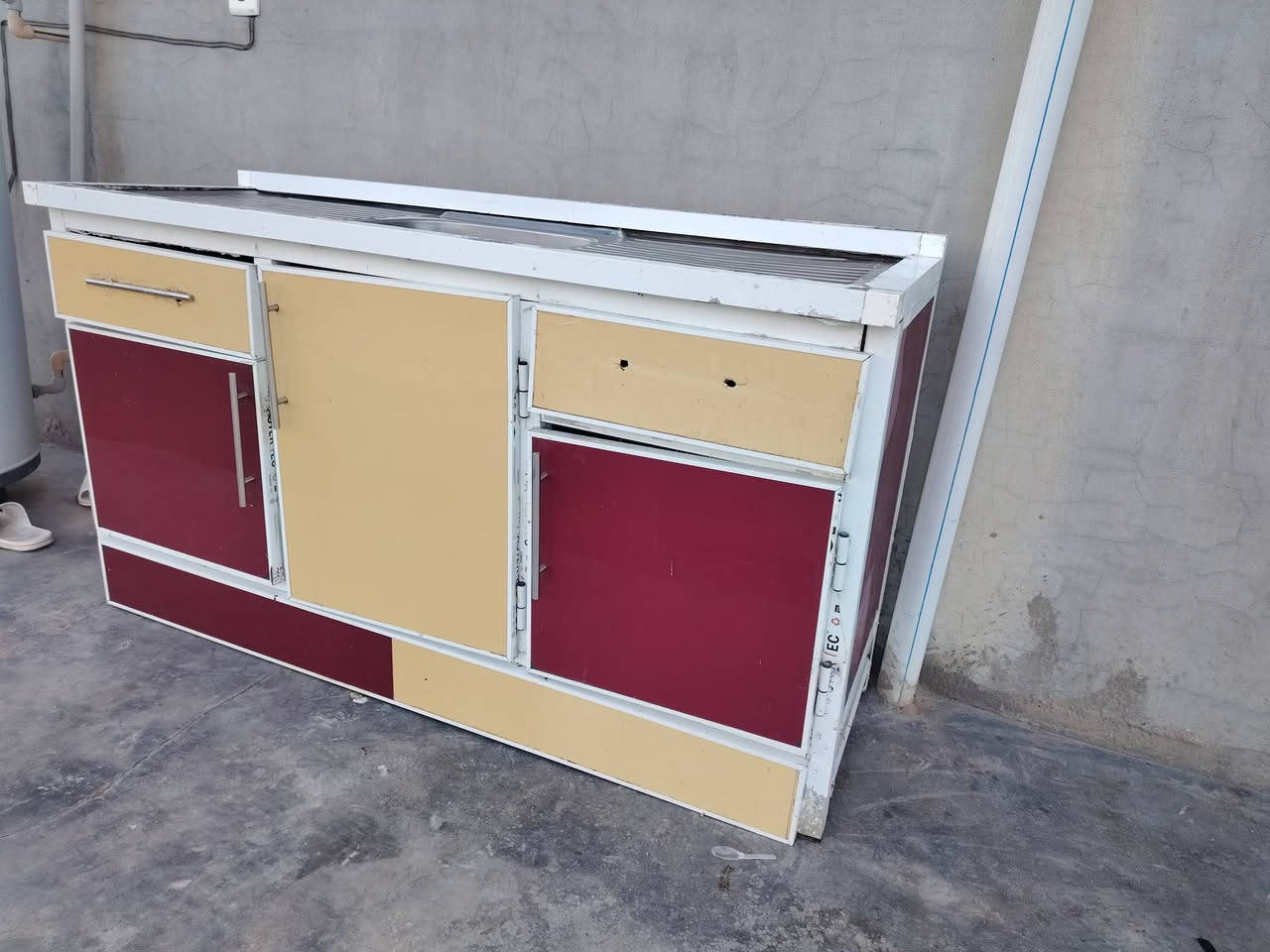 كاونتر متر ونص نضافه 90٪سطح مرمر دكمه قطعتين مثل ما واضح بصوره مع سنكَ نضافه 70٪مترين مابيهن اي عيب فقط السنكَ الجرار يحتاج تركيب سعر الكاونتر قفل بدون معامله 125 الف قفل
السنكَ 60 قفل
مكان اربيضه
***********
