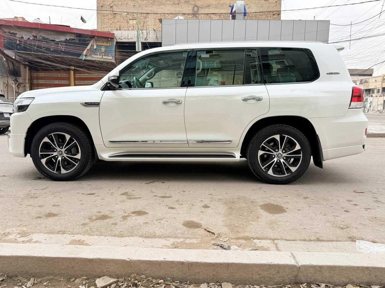 السلام عليكم
لاندكروز بحريني 2021 مكفولة كفاله عامه فول 1/1
 سياره جديده بمعنى الكلمه
مواصفاتها
كشن 3حركات
3شاشات
حساسات اماميه خلفيه
كامرا خلفيه 
جنطه كهرباء
كشنات كهرباء
فتحه
السعر 565 وبيها مجال بسيط للاستفسار الاتصال
***********
