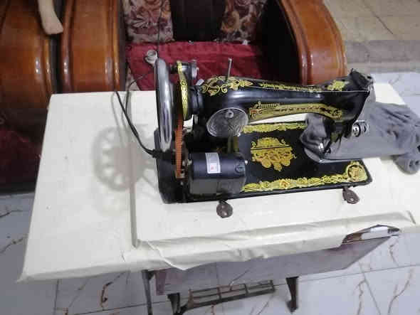 مكينة خياطة ام الأسد أصلية من القديمات تخيط انوع الاقمشة السعر ٦٥ كاملة هي ومبزها وماطور وداوسة العنوان النجف حي ميسان شارع البوريات يم أسواق الكفيل بالفرع مال ابو الَمكوئ ***********
