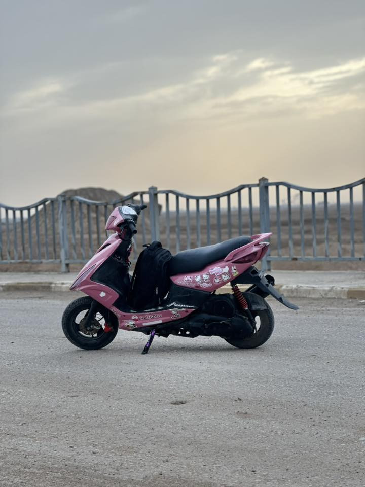 السلام عليكم ورحمة الله.     دراجه ماكس مضلع للبيع الدراجه كلشي شغال بيه ما عده  العداد الواير مالته او شوف شنو الدراجه تخم تايرات جديد بانزات جديده فج امامي جديد   الدراجه كله ورديه الكلوبات والاشاير همين.  شوفت عينك الدراجه مفتوح الكور مبدل ولفات  اي نضوح او قطرة دهن ما بيه مكينة49بلاد
سعرها 850 وبيه مجال 
تواصل***********
