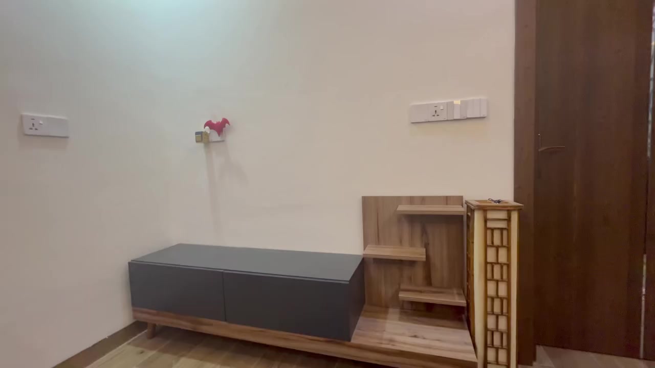 سلام عليكم اليوم عدنه هذا الميز الي طوله185 سم وعرضه 35 سم ويتحمل أوزان ثقيلة وكل هذا سعره 60 الف للتواصل خاص او ***********
