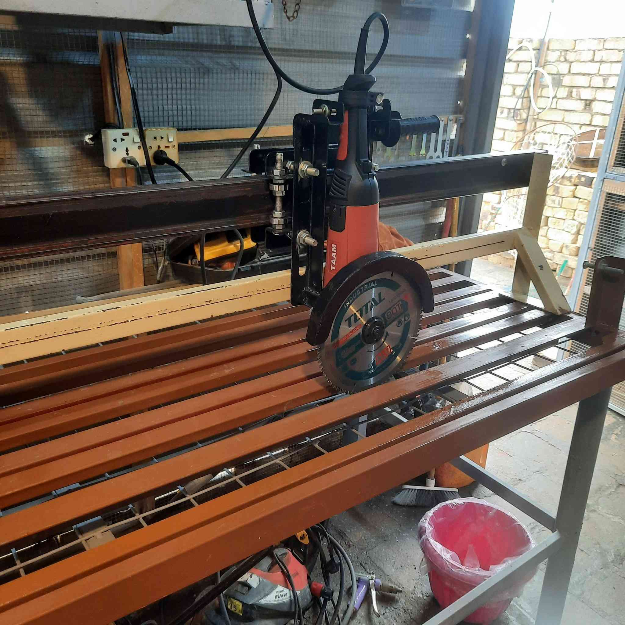 ماكنة قطع زاوية ٤٥ عمودي وافقي دقيق جداً تقطع حديد وخشب والمنيوم قرص حجم ٩ انج كوسرة ١٨٠ ملم جديد السعر ٢٢٥ الف العنوان حلة /بابل موبايل ***********  توصيل لا يوجد .
