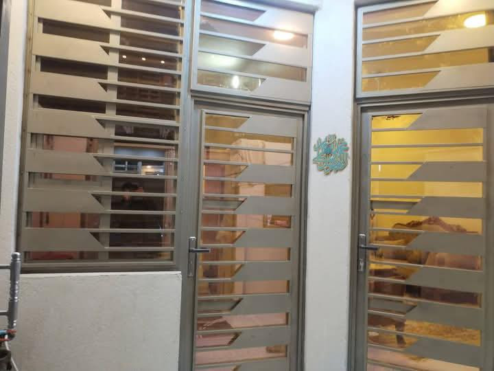 بيت زراعي مساحته 100متر ناحية سديناويه قرب مدرسة صفي الدين وقريب على تبليط خدمات متوفره بناء طابوك وصب بيه غرفتين فوك غرفه جوا غرفه وصاله وحمامات واستقبال مطبخ السعر 74بيه مجال ***********
