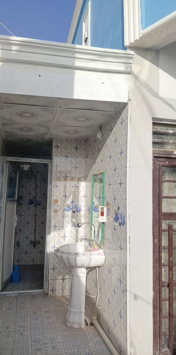 يا الله بيت للبيع مشمول بالتطويب شارع كربلاء نجف عامود 136 يا علي متوفر خدمات ماء كهرباء مدارس اسواق مخضر مخابز (***********) (***********) يتوفر واتساب
تفاصيل.. المساحة 140م 
غرفه عدد2 
صالة كبيرة 
مكاشيف 2 
مطبخ واستقبال 
وحمامات 2 
وكراج يطبب سيارة 
سيراميك جداري ارضي سقوف ثانوية  CNC
السعر المطلوب(30)مليون مع المجال
