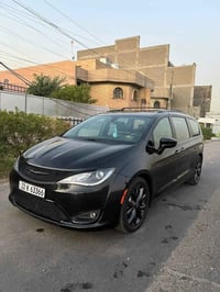 للبيع كرايسلر باسفيكا 2019 فئه S بلاك  سياره حادث باب خلف السائق فقط ب...