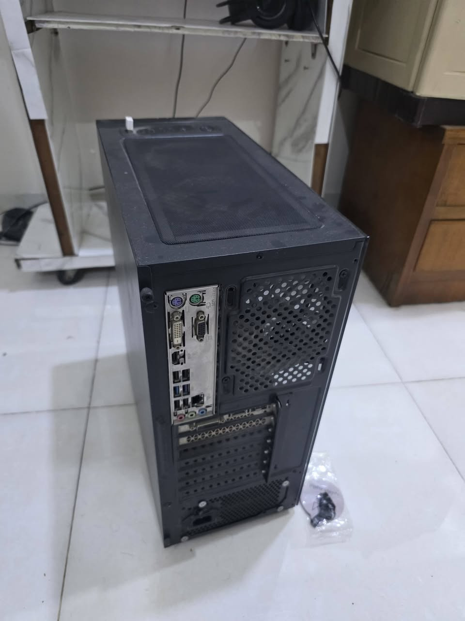 للبيع نضافه 99% امانه الله Pc
المواصفات !
GPU: GeForce GTX 1660 SUPER
CPU: Intel Core i5-9400
Motherboard: Intel H310
RAM: 16GB 3200MHz
Storage: SSD 120GB + HDD 1TB 7200RPM
Power Supply: 600W 80+
Case: FANTECH CG71 PULSE
السعر ٦٠٠ الف و بيه مجال
للتواصل (***********)

