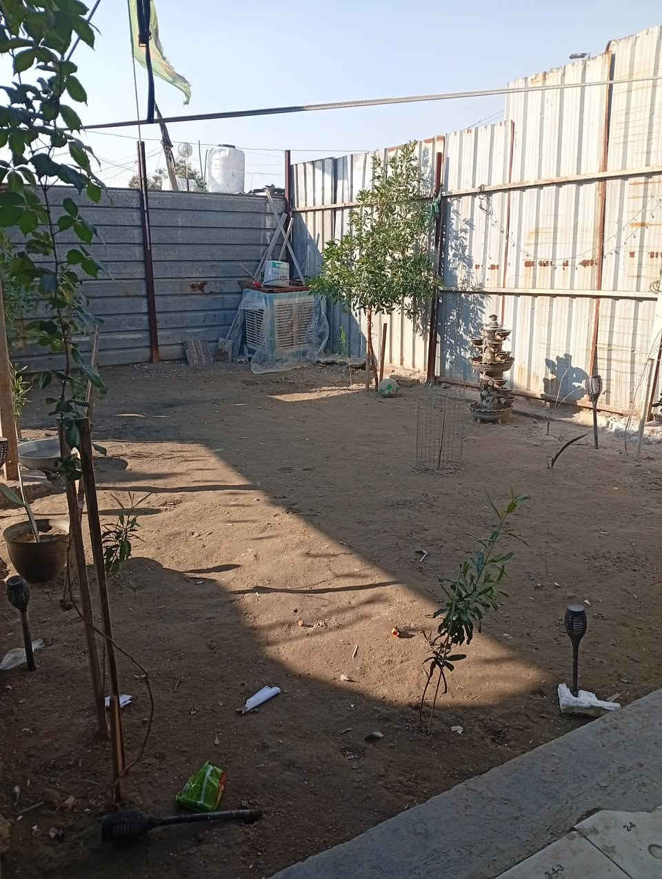 سلام عليكم بيت البيع تجاوز بغداد الزعفرانية سعيده المقلع بيت نضيف بي غرفتين وصاله ومطبخ وحمام وكراج وحديقه سكف سندويج سعر ١٥ بي مجال ***********
