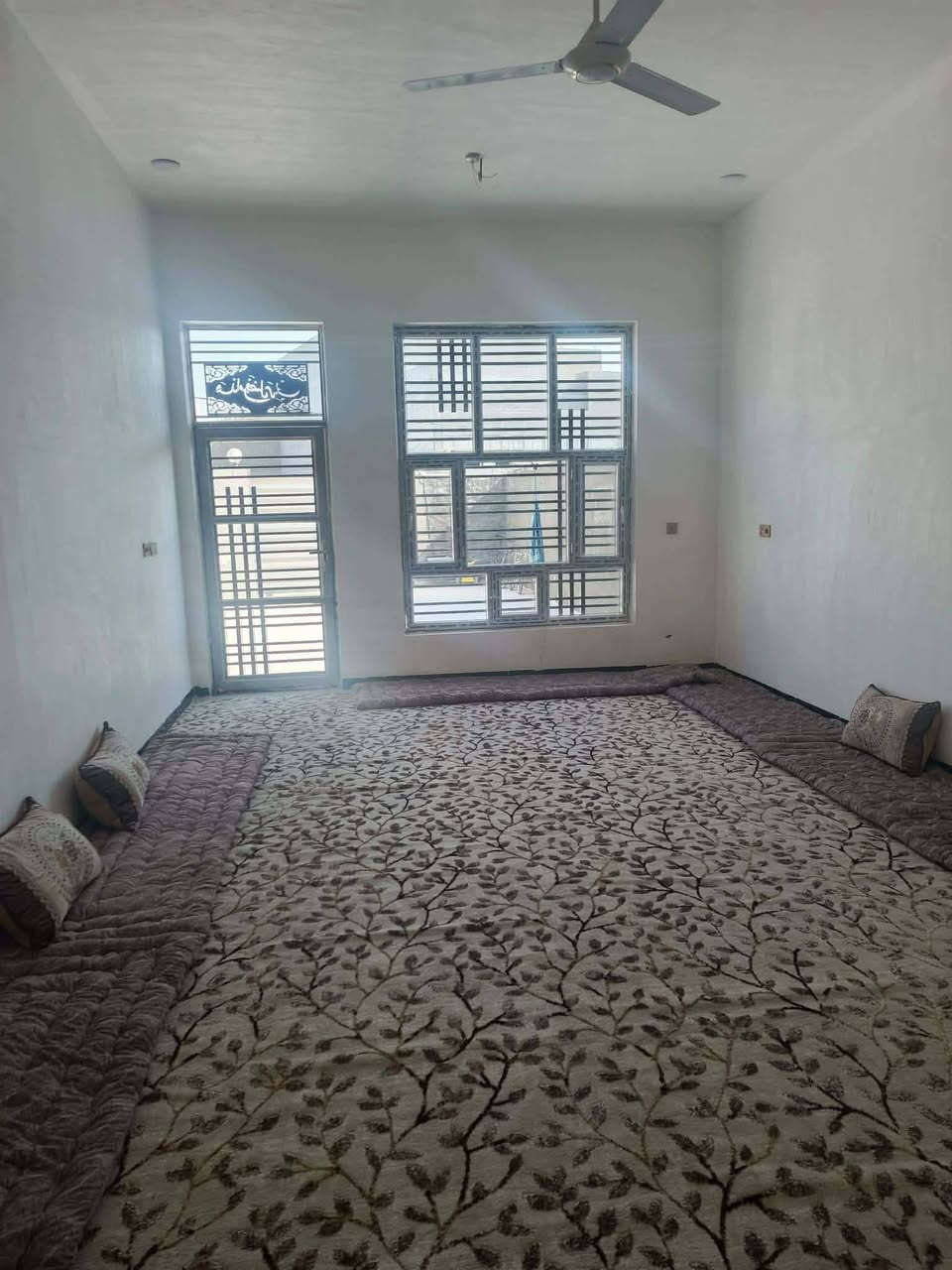بيت للبيع حديث البناء طابقين سند25تحويل مباشر المساحه 250مترصب كونكريت يتكون من 4أربع
أربع غرف نوم  مطبخ صاله ممرات استقبال سطح شتايكر صحيات داخليه وخارجيه . العنوان على قرب نبيل مدير الناحية ..أو خلف مهدي عاكول دائرة الزراعة .

 السعر 155 مليون بي مجال بسيط للاستفسار مراجعة مكتب حيدر السلطاني شارع البطاوي قرب عارضة الامام ***********.   ***********
