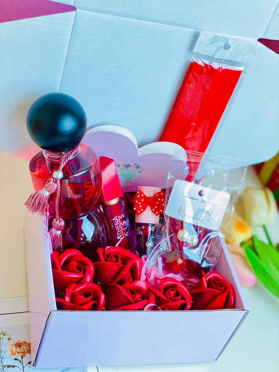 "💎 هدايا راس السنة الميلادية 🎉💌🧧
بوكس هدية نسائي أنيق ولطيف يحتوي على بوند للشعر تراچي الكرز حمرة تنت سبلاش جورجينا ❤️✨🎉
 
✨ إضافة كرت معايدة
نكدر نكتب على الكرت الكلام اللي تردينه اسم الشخص، عبارة خاصة، أو رسالة من القلب حتى تصير الهدية أگرب وأجمل ✨
لأن التفاصيل الصغيرة
هي اللي تفرق وتبقى بالذاكرة 💫


**إذا كنت صاحب هذا الإعلان وتريد حذفه لأي سبب، رجاءا أرسل رسالة إلى الدعم الفني**