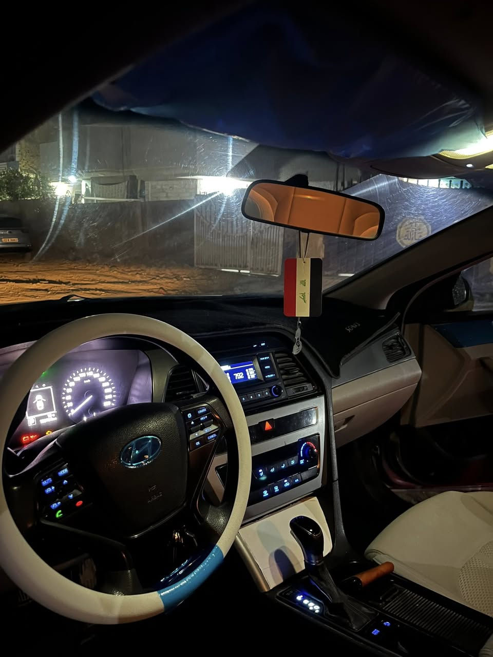 سلام عليكم
هونداي سوناتا 
2016خليجي 
محرك 2400
كير 6سرعات 
مري شفط 
حساسات خلفية 
ويل حجم 16 
ضررها بابين وهلال جاملغ جهة سايق 
***********
