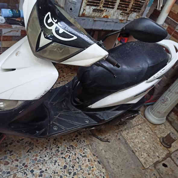 دراجه ماكس ثعلب كابريتر محور نوزل دراجه كفراته نضيفه 90% الدراجه كهربائياته 100% الدراجه طفت فجئه تاخذه عله حطته الدراجه نضيفه جدآ من الخارج كابريتر جديد قبل كم يوم نوزل جديد الدراجه بيه تحوير رايده اب 225 او بيه مجال المكان شعب نهايت الفورتات 
رقم ***********
يوجد مازنجر
