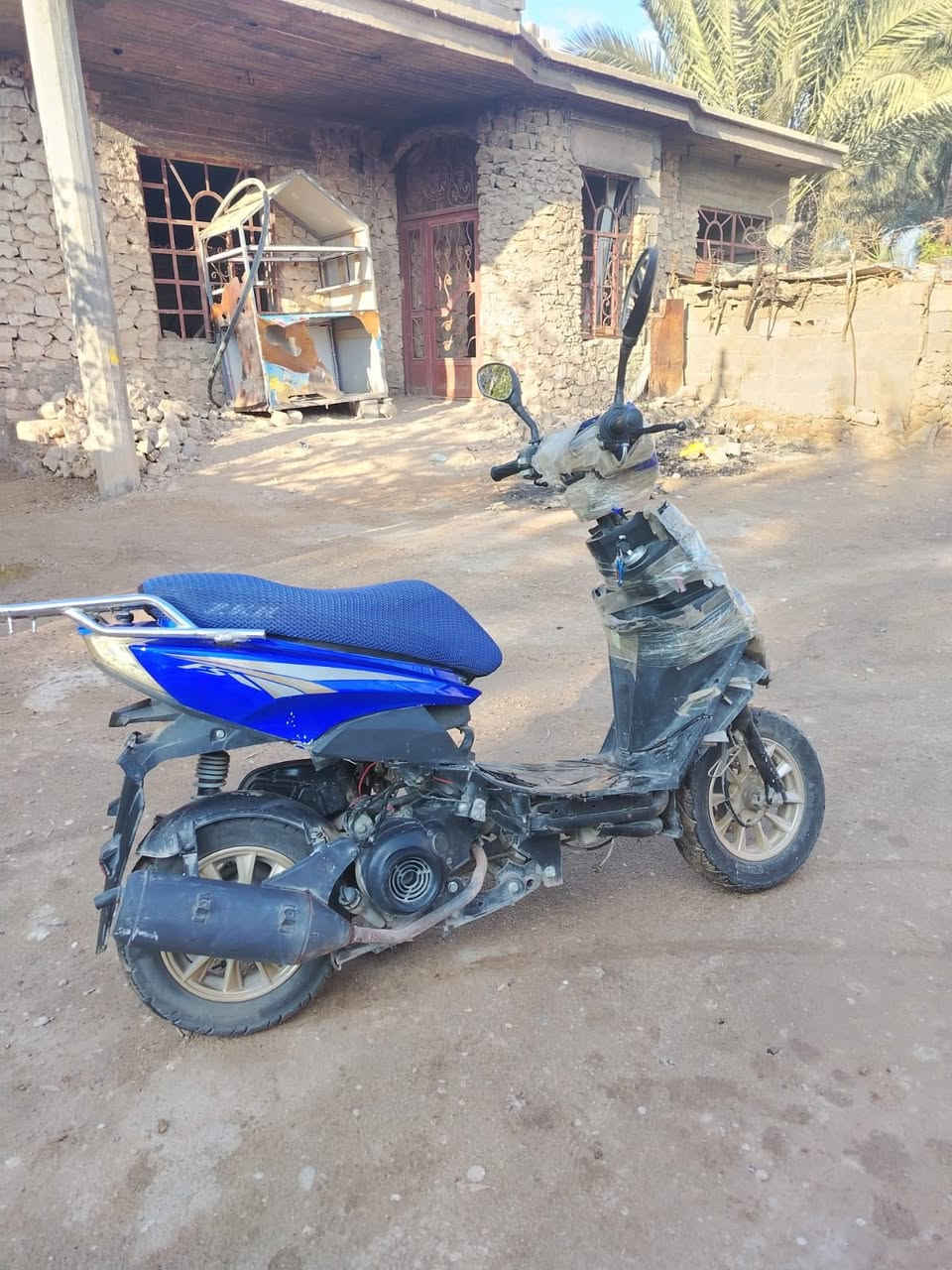 السلام عليكم
ماطور بانزين للبيع 
بس الكفرات ماله تعبانه  
المحرك ماله نضيف شرط تاخذه تفحصه يم المسلح 
العنوان الأنبار/ حديثه 
الاستفسار عل رقم 
***********
