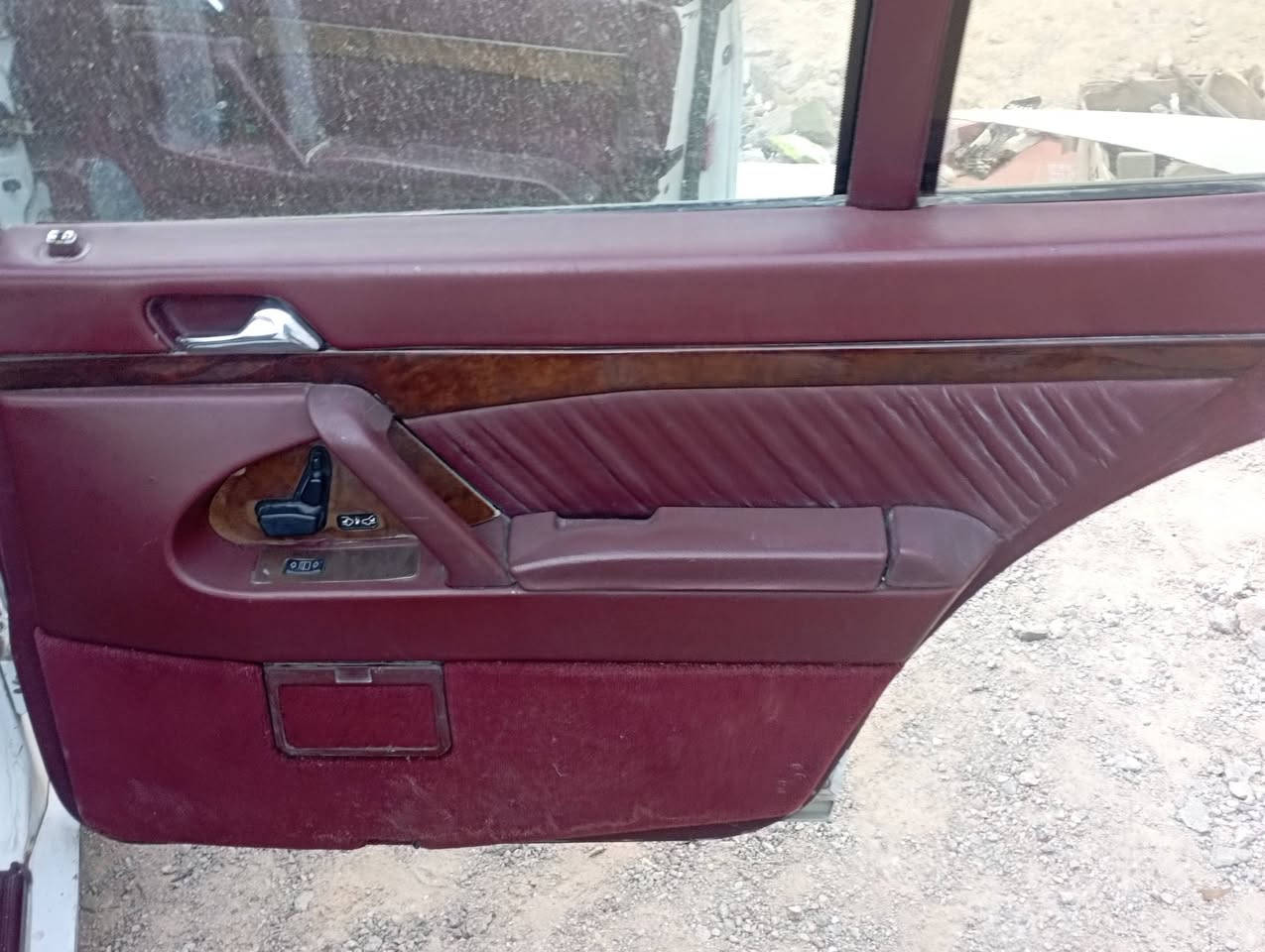 سلام عليكم مارسيدس شبح مكينه وكير ٣٠٠٠ بطل اسود السياره كل غراضه كامله عايزه بس شباج او لايت 
السياره بدون رقم كوم حديد
سعر ٣ مليون للاستفسار ***********
