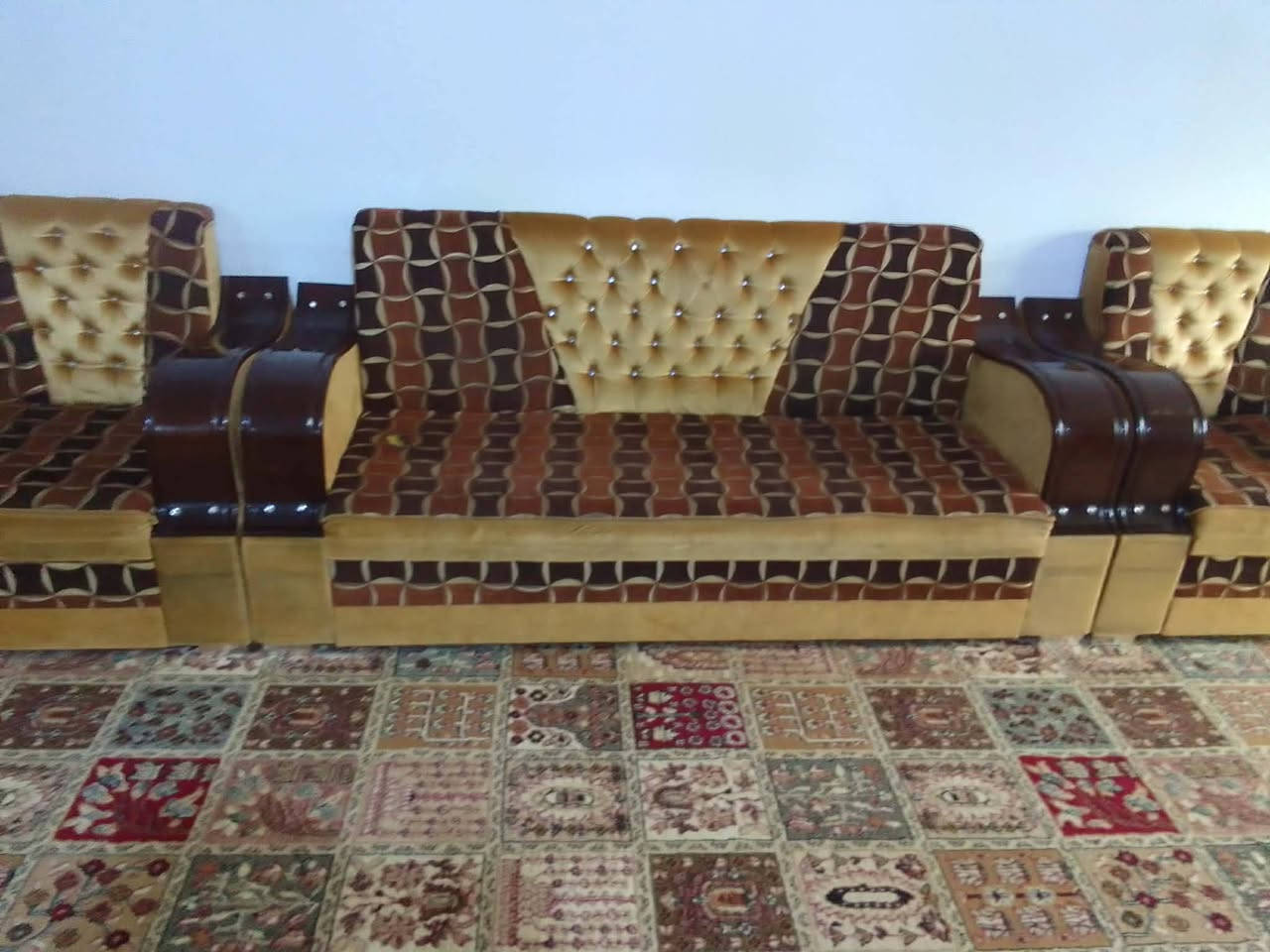 طخم نظيف للبيع السعر 500 الف وبي مجال الاتصال على هذا الرقم ***********
