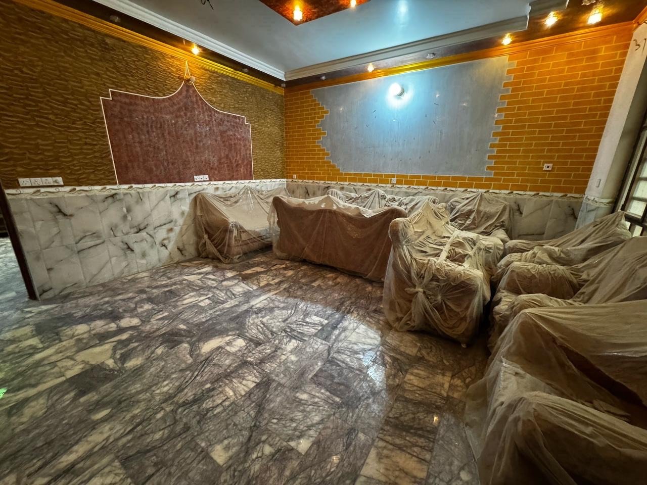 بيت مساحته 200. | 10*20

وجه البيت كله حجر  وبناء البيت 2020 

الطابق الارضي : حديقه خارجيه كراج ياخذ سيارتين.   استقبال وصاله ومطبخ وغرفة نوم. وحمام ومنور عدد 2 وحمام خارجي 

الطابق الاول : 3 غرفه وحده منهن ماستر جبيره وصاله وحمام ومخزن صغير 

الطابق الثاني : غرفه نوم وحده وسطحين

الوقع : الشعب خلف سوك شلال وبصف سوك الصبح صاير افرع عريض عرضه 25 متر.  