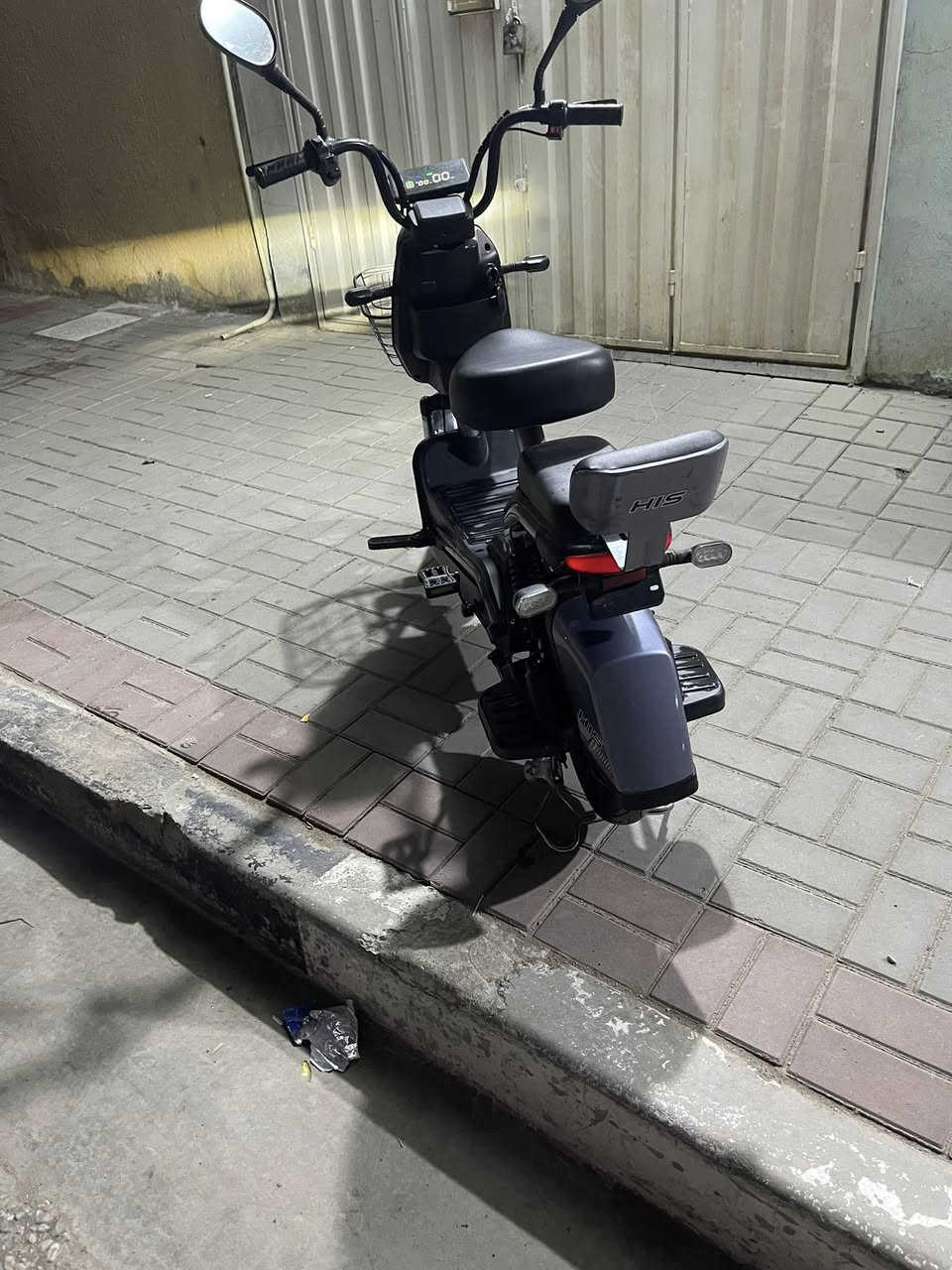 السلام عليكم بايسكل شحن للبيع بايسكل جديد ونضيف  الحجم الصغير  كل نقص مابي كامل كلشي شغال فول مواصفات تشغيل عن بعد ٢ بصمه ٢ سويج بطاريات نضيفات  مكاني كربلاء *********** السعر ٣٢٥ وبي مجال
