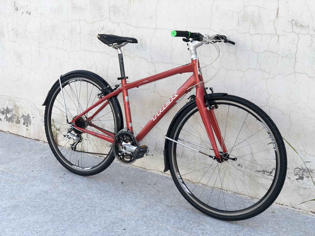 بايسكل / امريكي

ماركة / TREK FX7.5 

‏C700 bike

المنيوم

قياس / ٢٨

فريم / M 

٨*٣ كير 
Shimano 

بريكات 
Shimano

مكينة خلفي
 shimano LX

مكينة امامي 
Shimano 
 
داخل بايدر بولبرينك 

سكان + ركب 
Bontrager

سعر / ٢٥٠ الف

مكان سليمانية 

توصيل متوفر


**إذا كنت صاحب هذا الإعلان وتريد حذفه لأي سبب، رجاءا أرسل رسالة إلى الدعم الفني**