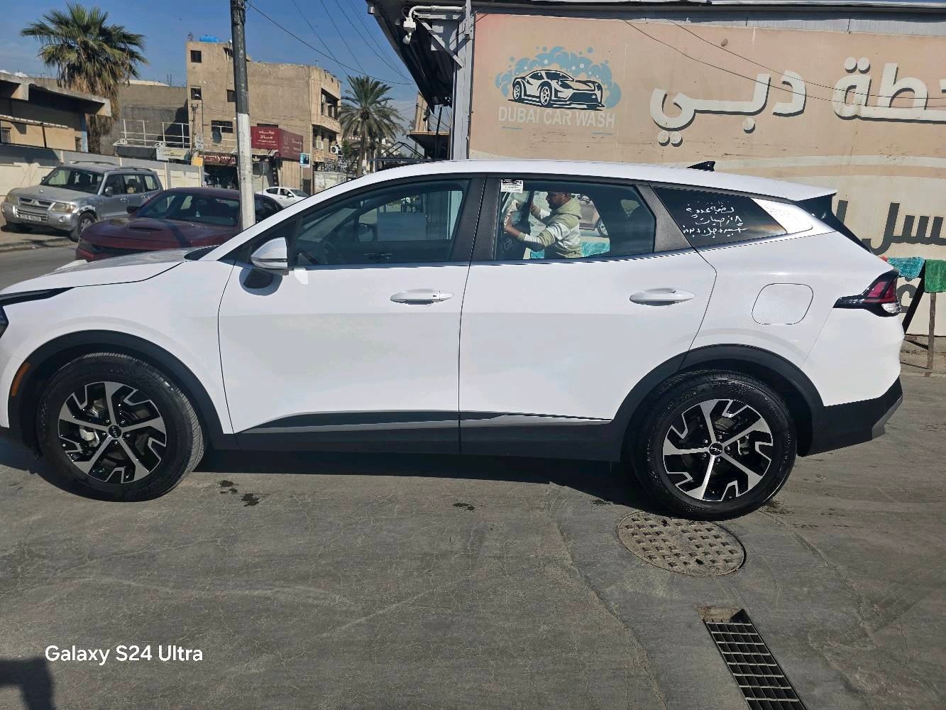 بسم الله الرحمن الرحيم 
للبيع كياسبورتج موديل 2024 لون ابيض وأرد امريكي ماشيه 10 ألف فقط بعده جديده مكفوله من الصبغ نهايا ومكفوله من الايرباك مواصفات فيه EX فول الفول ماعدا البانوراما سنويه باسمي قبل يومين ترقمت حادثه قبق الجنطه نفس الون فقط والباقي مكفول صور الحادث موجودة بالمنشور  هوايه بيه مواصفات مكاني بغداد زيونه سعره 225 ورقه للاتصال ***********