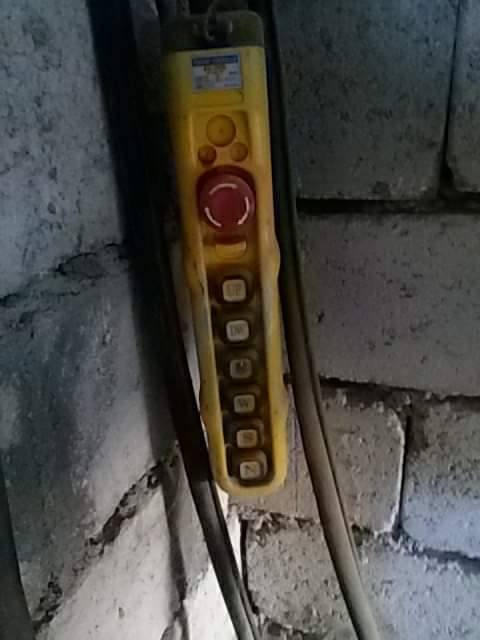 كرين كهربائي ٢طن بحالة جيدة للبيع ريموت كنترول  الرمادي شارع ٤٠ للتواصل على رقم الهاتف ***********2
