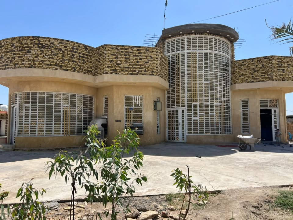 سلام عليكم دونم طابو زراعي سند 25 بسمي مداور ثاني يوم خدمات ماء اساله كهربلا خط مولده مدارس شارع تبليط عرضه 15 متر يبعد عن شارع العام السيدين 100 متر البيت بناء حديث مساحت البيت 310 متر يتكون من استقبال 18 متر وعرضه 5 +3 غرف طول الغرفه 7 متر وعرض 5 + صاله 15 متر وعرض 5 متر + مطبخ 7 متر وعرض 5 متر مجمع صحيات داخليات وخارجيات وكافت الخدمات ستفسار اتصل ع رقم *********** مكانه بابل قضاء الكفل قريب علا طريق ياحسين
