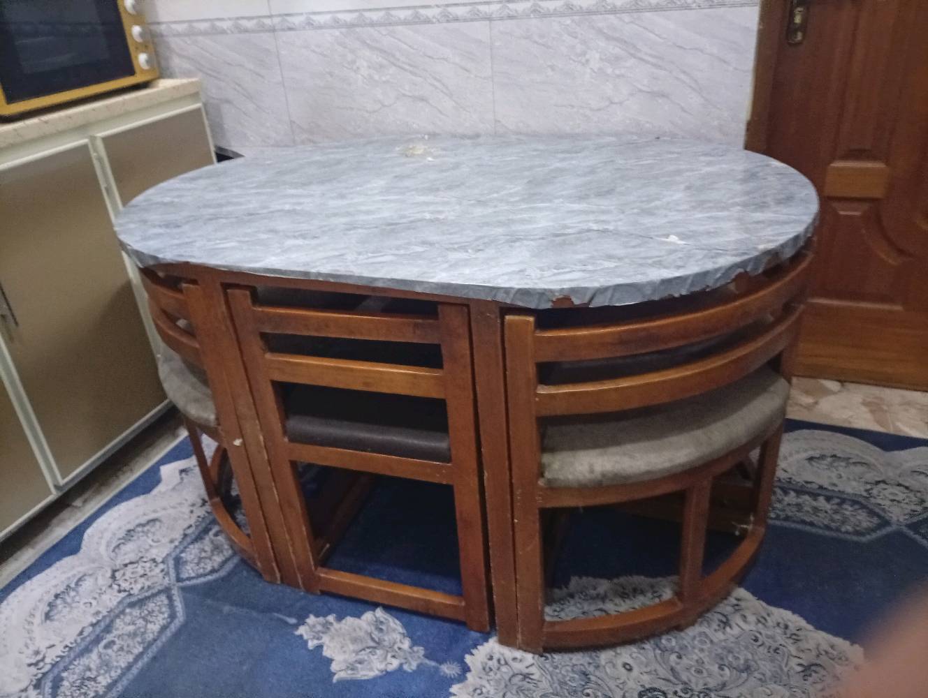 كونتر مرمر البيع و ميز طعام(٤٠ الف)