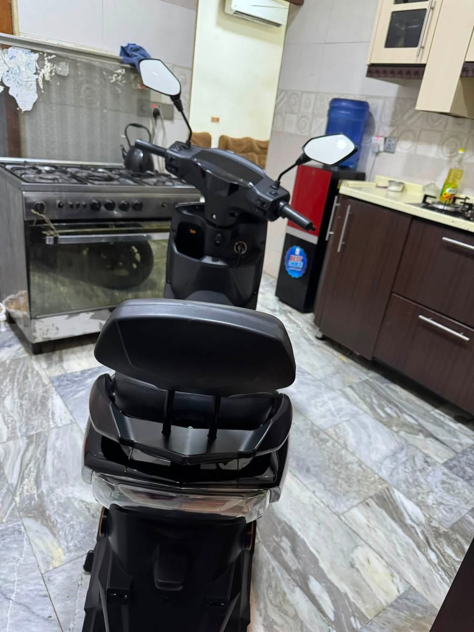 السلام عليكم دراجة شحن ياديا ستعمال قليل بعدها ما ماشية بطاريات كرافين ٦ ما ماشية قليل ضمان سنة عل الملف وعقل والكهربائيات ضمان سنتين قراضها كالمة بدون نقص رايدها ٧٥٠ وبها مجال قليل مكان بغداد الدورة  ***********
