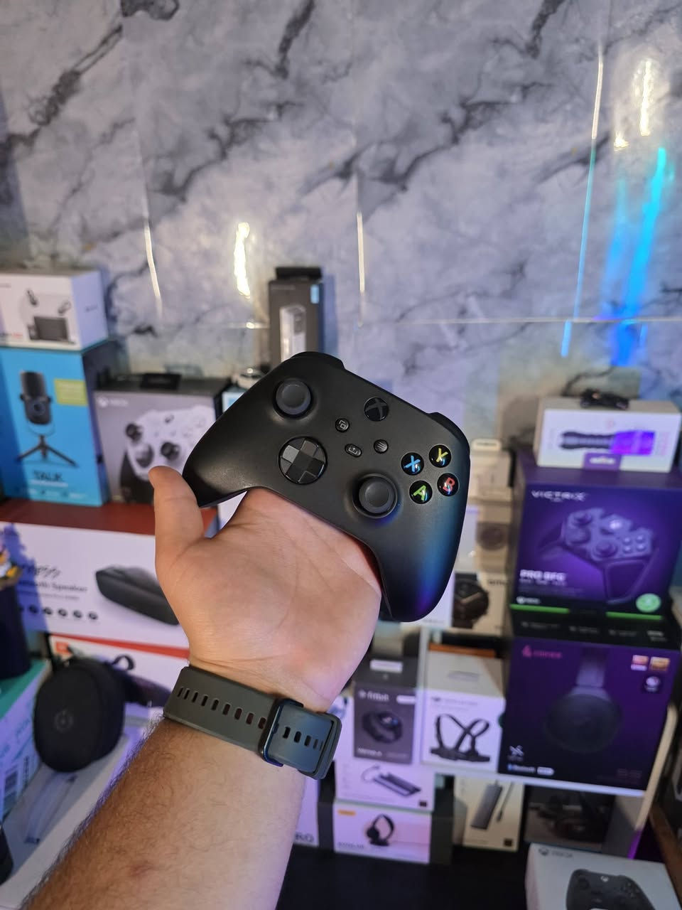 🎮 Xbox Wireless Controller 🖤💚

وحدة تحكم أصلية من Xbox صُممت لتقدم دقة استجابة عالية، راحة مثالية، وتجربة لعب احترافية تليق بعشاق الجيمينگ الحقيقي. 🔥✨

⚡ تصميم Ergonomic مريح لجلسات اللعب الطويلة
🎯 أزرار محسنة + Hybrid D-Pad لتحكم أسرع ودقة أعلى
📡 دعم Wireless + USB-C لاتصال ثابت واستجابة فورية
🎮 متوافق مع Xbox Series X|S / Xbox One / PC / Mobile
🔋 كفاءة طاقة ممتازة تمنح ساعات لعب طويلة
✨ جودة تصنيع Premium Original بخامات قوية وعمر استخدام طويل

🆕 القطعة مستعملة بحالة ممتازة — نظافة 100% مثل موضح بالصور 💎

💎 Xbox Controller
مو مجرد كنترولر… قطعة أصلية تمنحك إحساس اللعب الحقيقي بمستوى النخبة. 🖤🔥

✨ الأسعار تجدونها داخل القناة 
📲 رابط التليكرام مثبت بالصفحة | أو عبر الخاص مباشرة…📩


**إذا كنت صاحب هذا الإعلان وتريد حذفه لأي سبب، رجاءا أرسل رسالة إلى الدعم الفني**