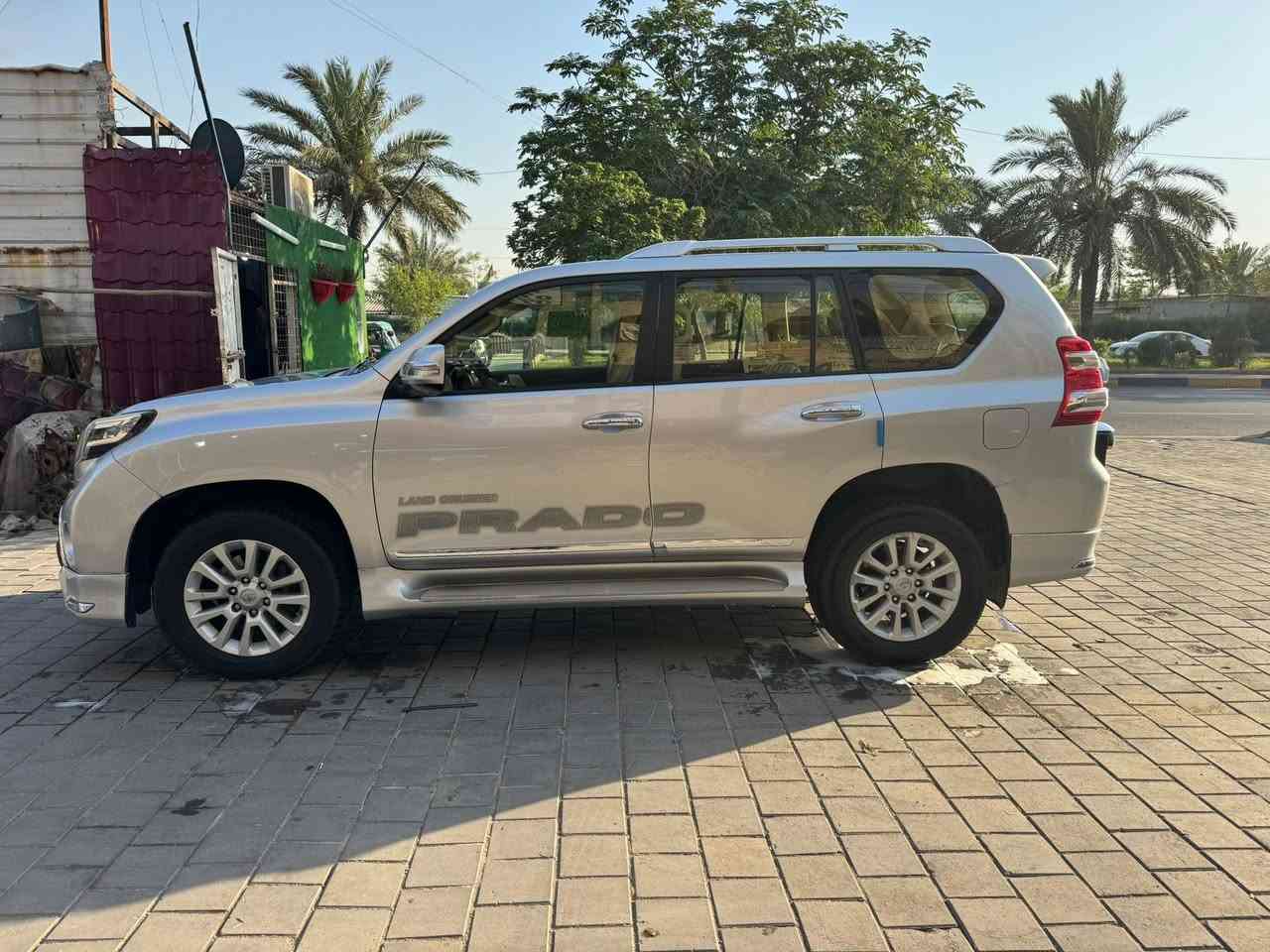 السلام عليكم برادو موديل 2016 سته سلندر  VXR اعلى مواصفات فول خليجي رقم أربيل تحويل مباشر ماشيه ١٢٨ الف السيارة جاهزة وجديدة بيها صبغ ٣ قطع اثر شخوط بدون دواخل شرط السعر ٢٧٥ ورقة مجال بسيط مكاني بغداد البنوك شارع الكنيسة للاستفسار *********** ابو مصطفى السونار مرفق مع الاعلان
