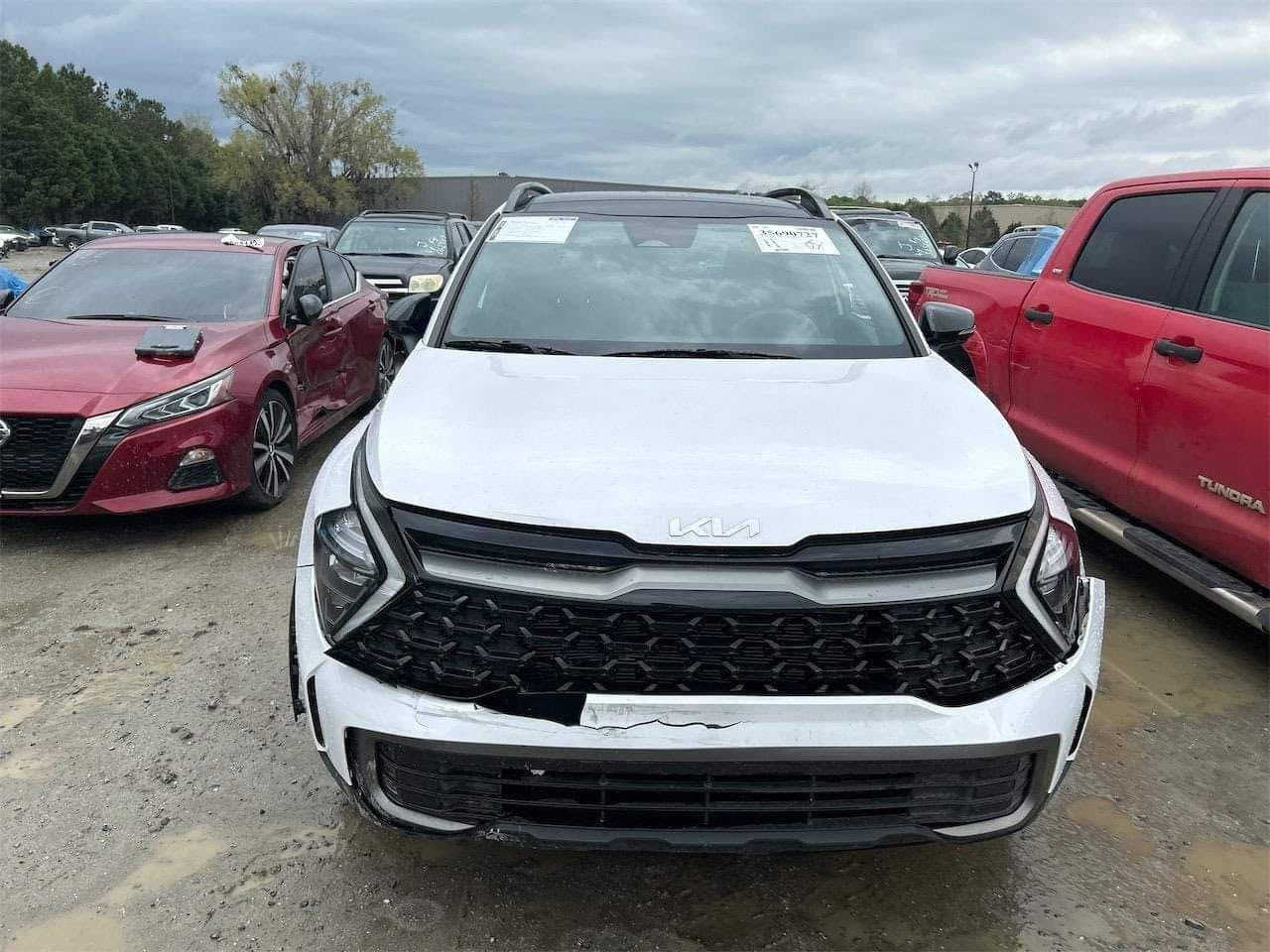 السلام عليكم
سبورتج x-line امريكي بدون حادث مكفولة بس دعامية الورة واكعة وهنا ببغداد بيها بارد بل جاملغ وكلير والصندوق بس بارد شي بسيط غيرهن مكفولة السيارة سعرها 225 وبي مجال

***********
