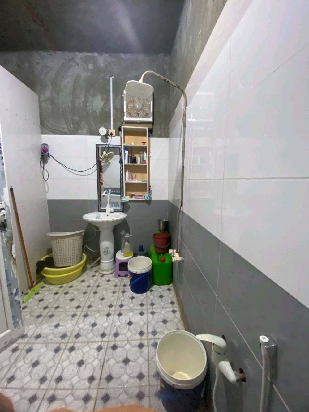 يتوفر بيت للبيع طابو صرف عالي عن الشارع في البصرة منطقة الحيانية / التأميم / شارع البلدية الشارع المقابل المجلس البلدي ( احمد حنون ) والركن الثاني مقابل باب المستوصف مساحة البيت 150 متر طابق ونصف / الطابق الأرضي يحتوي ع غرف نوم عدد 2 + موزع + صحيات داخلية + مطبخ + هول + استقبال + صحيات خارجية عدد 2 
الطابق الاول يحتوي ع غرف نوم عدد 2 + موزع + صحيات 
البناء قديم بحالة  جيدة السقف  عكادة واغلب اجزاء البيت تم ترميمها حديثاً الطابق الأرضي مقسوم نصفين البيت يصلح للسكن اذا كانت العائلة كبيرة ويصلح للأستثمار (ايجار) سعر البيت 105 مليون قابل للتفاوض للتواصل والاستفسار الاتصال ع الرقم 0747426612