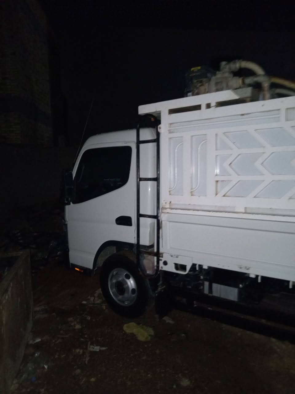 كنتر كويتي محسن  للبيع موديل 2024 سياره مكفول كفاله عامه وجاهزه من كلشي مع روبن عدد 4 جادر اسماك سياره ماشيه 53 الف السعر 290 رقم ***********
