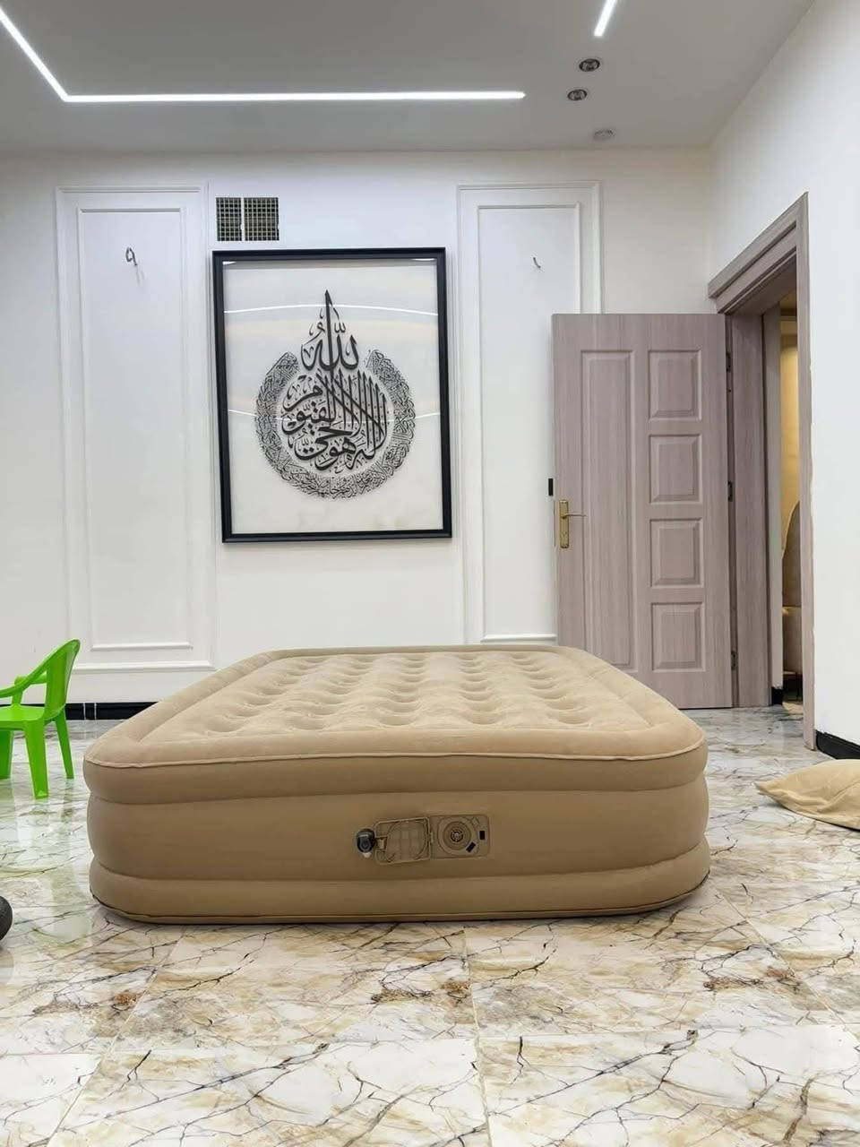 دوشك نفخ نفرين طبي جديد مفيد للسفرات والتخيم يتحمل وزن300 كيلو طريقة النفخ موطور هواء داخلي عل شحن سعره 50 الف  يوجد توصيل رقم واتساب ***********...
