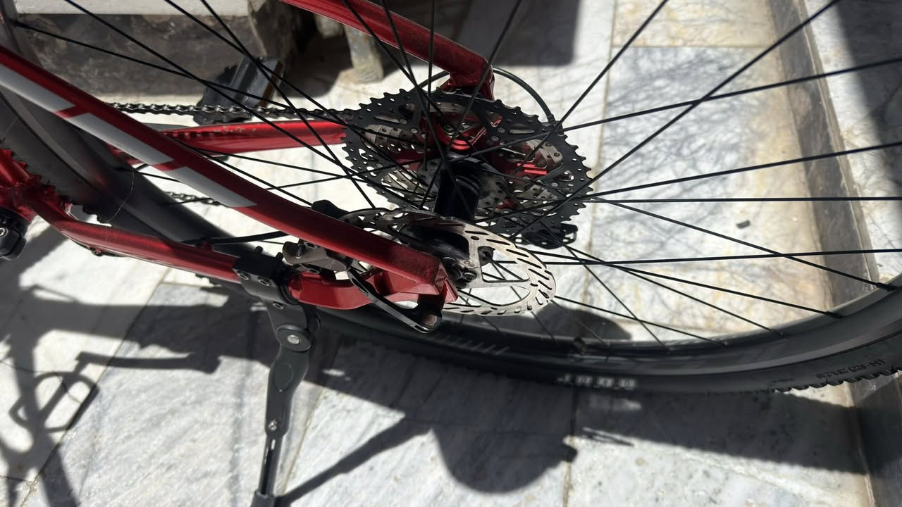 🚴‍♂️ دراجة هوائية (باسكل) itook  للبيع 🚴‍♂️
السلام عليكم شباب، باسكل itook نظيف جداً الباسكل جاهز للاستخدام مباشرة وسريع وممتاز للمشاوير اليومية والرياضة.

المواصفات:

 الماركة: itook الأصلي باللون الأحمر المميز.

 حجم الهيكل (القمة): مقاس ميديوم (M).

 الإطارات: بحالة ممتازة ونقشة واضحة وثابتة على الطريق 29 

 الفرامل: ديسك بريك أمامي وخلفي لقوة كبح ممتازة.

📍 المكان: بغداد / الشعب/ شارع الصحة  

رقمي : *********** 

السعر 260 الف
