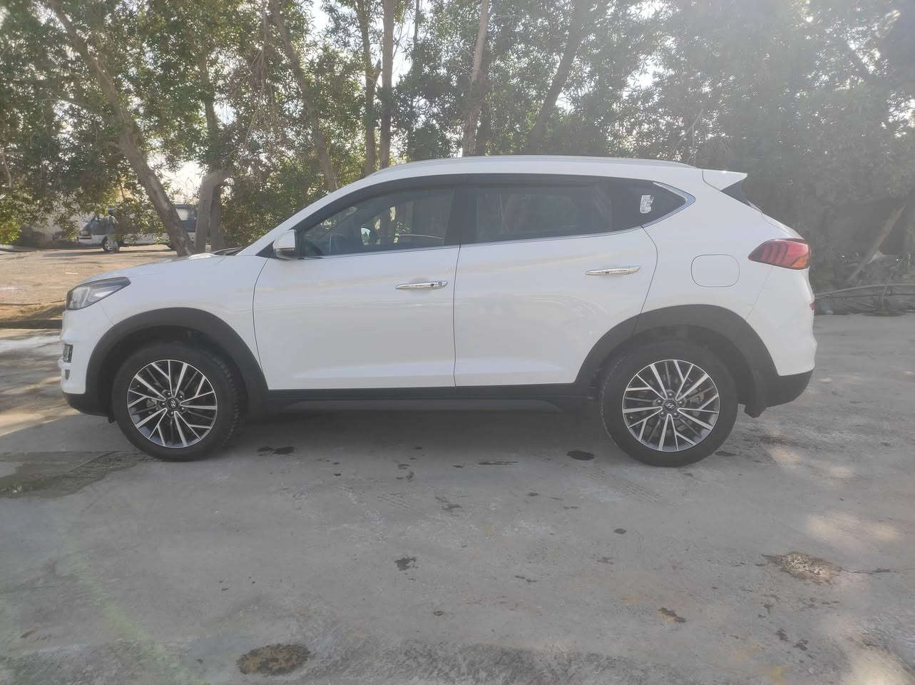 السلام عليكم للبيع توسان موديل 2019 خليجي ماشيه 90 كلشي ع وضع الشركه رقم بابل بيه ضرر بسيط باب السدر والباقي مكفول مواصفات بصمه 5عدسات سايد ابريك بالرجل كشنات جلد شاشه كبيره دشبول صاج وباقي مواصفات معروفه السعر 200 ورقه وبيهه مجال  مكان السياره بابل للاستفسار الاتصال بالرقم *********** غير متواجد ع الفيس
