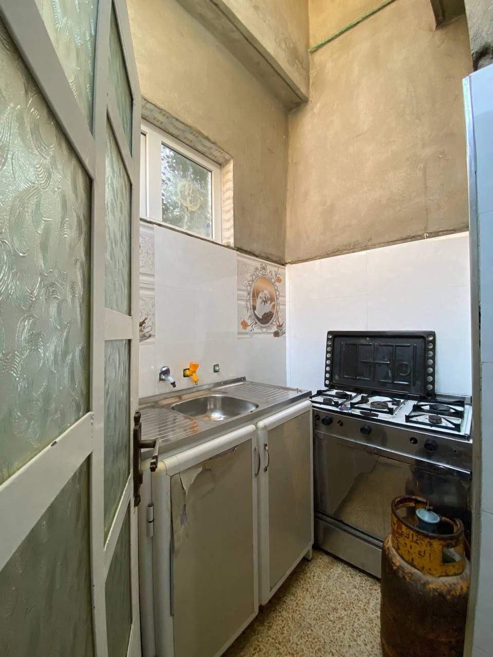 بيت للبيع مساحة 230 متر 
استقبال ومطبخ وهول داخلي 
وغرفتين نوم غرفه بيها سويت 
الموقع مزارع زيونه مقابل المرور 
قرب جامع فأذكروني اذكركم 
للتواصل الاتصال عل الرقم 
***********
***********
