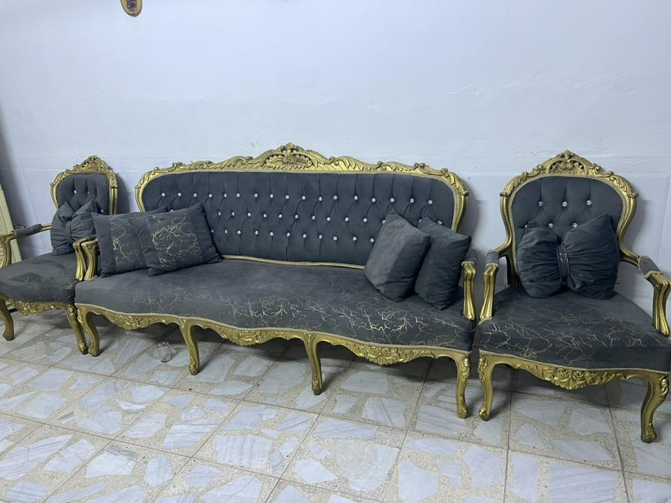 السلام عليكم تخم 10مقاعد سعر 275 نضيف مع كوشات العنوان بغداد البلديات للستفسار***********
