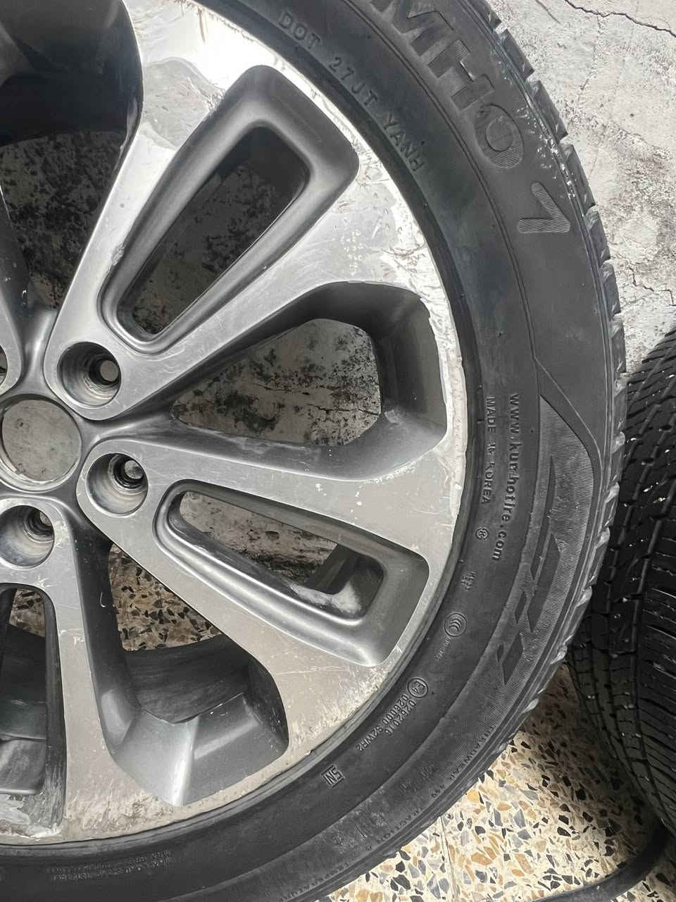 السلام عليكم تايرات سورنتو للبيع هنه ولوياله نضافه فول فول شوفت عينك للبيع  سعر 200 وبيها مجال رقمي ***********  واتساب
