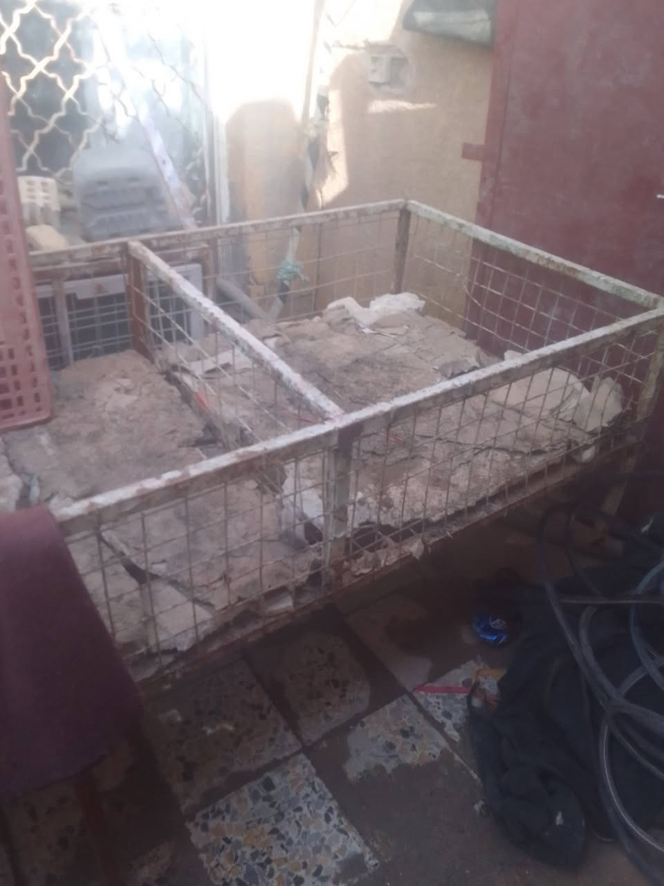 السلام عليكم للبيع قفص سعره 250 ***********
