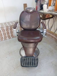 كرسي حلاقه للبيع نظيف جدا  ٠٧٧٣٤٣٧٢٨٤٠