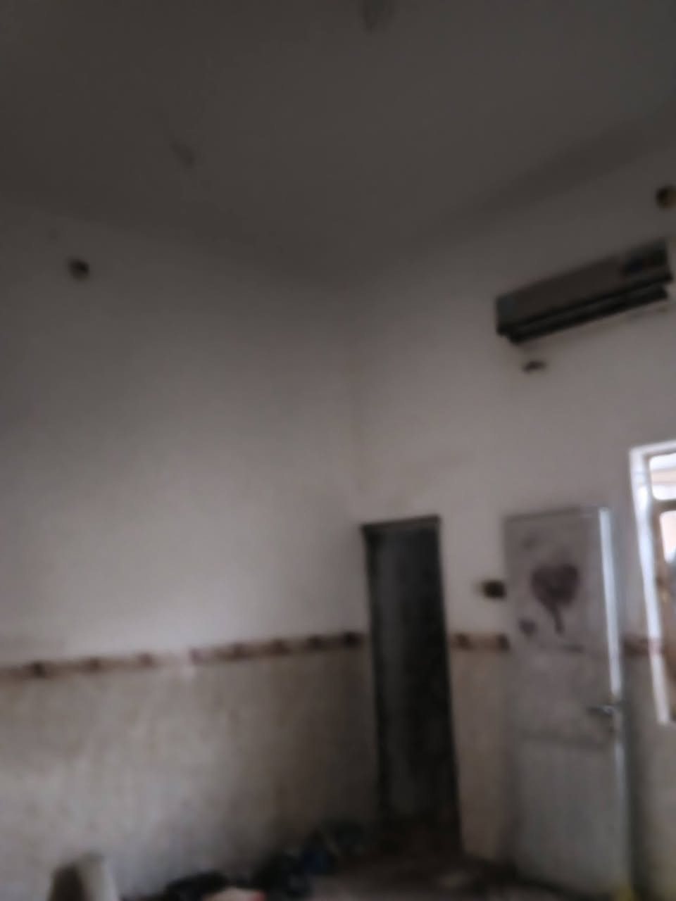 السلام عليكم يوجد بيت للبيع زراعي المكان الحسائيه قرب باب الزهراء المساحه 200 متر طابقين طابوك كونكريت طابق الاول يتكون من غرفتين سويت وصاله ومطبخ وصحيات داخليه وخارجيه وديوانيه طابق ثاني يتكون من غرفتين سويت وصاله ومطبخ وصحيات وديوانيه البيت فارغ جاهز للسكن السعر 90 وبيه مجال الاستفسار *********** امجد للعقار مستعدون لكافة العروض
