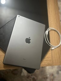 آيباد ٩ • بطارية ٨٦٪ • كابل شحن