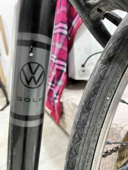 دراجة فولكس واكن (سريعة وخفيفة الوزن) معدنها المنيوم بالكامل مختمة كلها من شيمانو  تورني وبريكاتها وكلشي اصلي بيها  الويل اخرسس مال ترحال تفيدك ومال سرعة لان صينيتها عالية ماعرف شكد  قياسها تناسب طول تقريبا ١٧٥ ك حد اقصى  مكاني بغداد الدورة ***********متواجد خاص وواتساب الاتصال مغلق السعر ١٥٠ الف واذا عندك غراض تفيد  الرود مراوس وفرق حسب القناعة واسف على الاطالة
