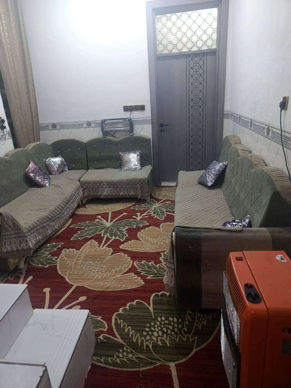 بيت للبيع المساحة ٥٠ متر متكون من غرفة وصاله ومطبخ شغل درجة اولى صب كونكريت مركزي طابوق جمهوري البيت كلة تسعة انج سيراميك ايراني درجة اولى بيت متكامل مابي اي نقص موقعة بل شارع الي مقابل الجسر الي يعبر من شارع كربلاء إلى شارع الصب الي يروح للمطار خلف اسواق تلعفر من الشارع العام لحد باب البيت تبليط وبلاجكتورات السعر    ٢٥.٥٠٠ خمسة وعشرين ونص وبي مجال هاتف *********** نجف
