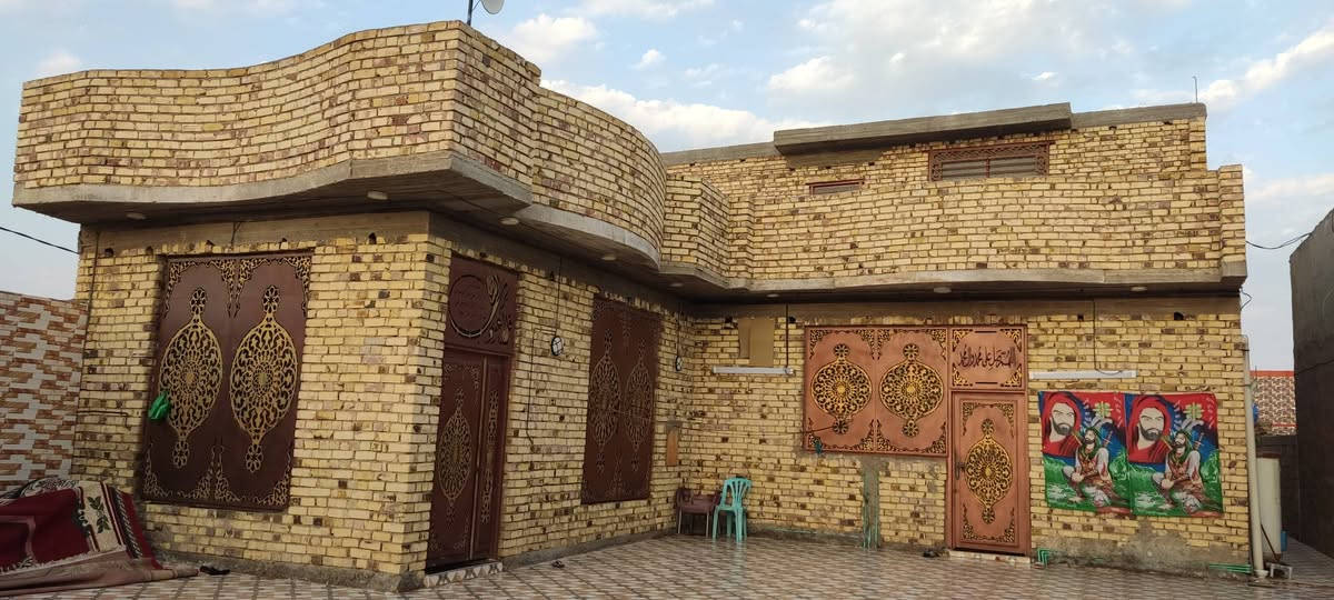 السلام عليكم بيت للبيع مساحه 500 متر زراعي سند 25 بي وصل تطويب من البلديه البيت كله بناء طابوگ الاساس رفت والسقف مسلح يحتوي على غرف نوم عدد 3 وصالات ثنين كبار وبراني ومطبخ وصحيات عدد 5 الطابق الثاني غرفة نوم وصاله وحمام وتواليت ممرات متر ونص البيت ركن على شارعين العنوان خلف عمارات الزيتون شارع سيد هاشم قرب حسينية حامل الواء قرب اسواق المنتضر السعر اتصل ع الرقم بي واتساب***********
