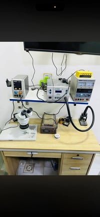 غراض محل للبيع ٣ باترينات خشب عارضات 2 جام ميز صيانه غراض صيانه الرفوف...