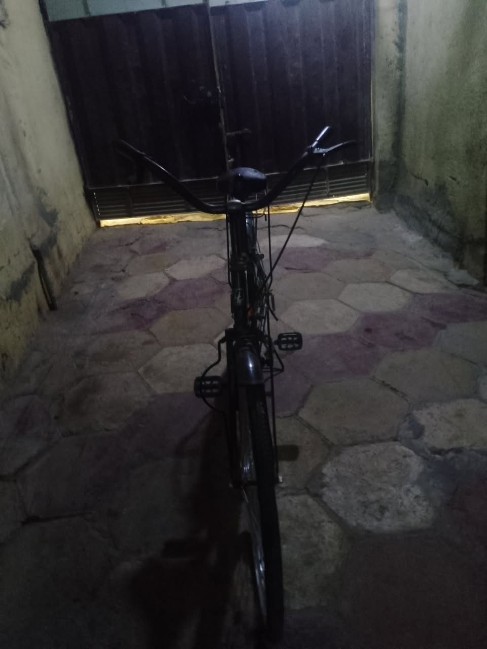 سلام عليكم هاذا بايسكل للبيع كلشي ما بي نضيف جدا اتصل على الرقم ***********
